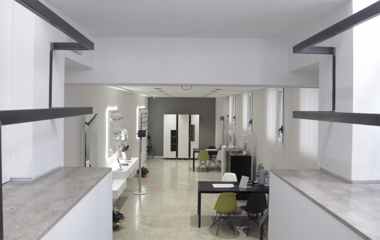 foto degli interni del negozio Ottica Da Ros in Conegliano, laboratorio controllo e misurazione della vista
