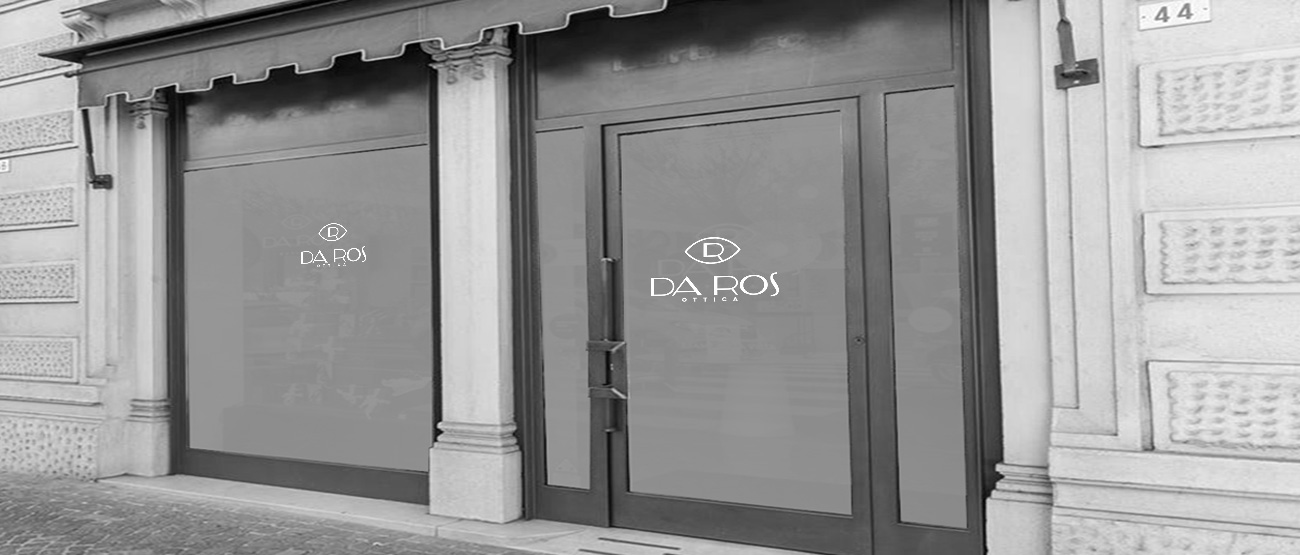 foto in biannco e nero della vista esterna del negozio Ottica Da Ros in Conegliano Veneto
