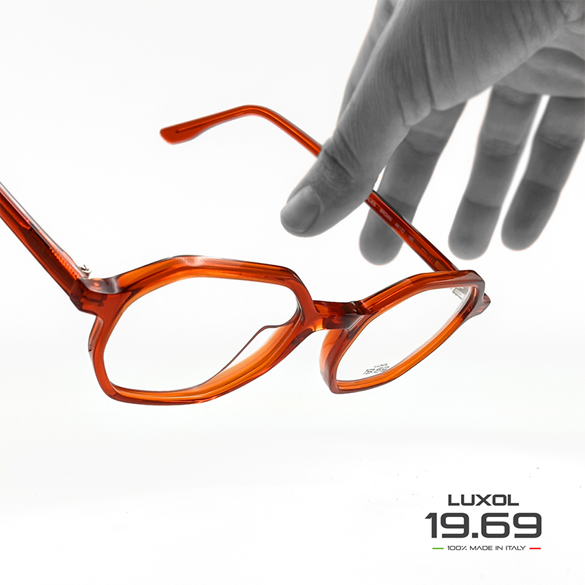 foto di mano che tiene occhiale luxol ottica