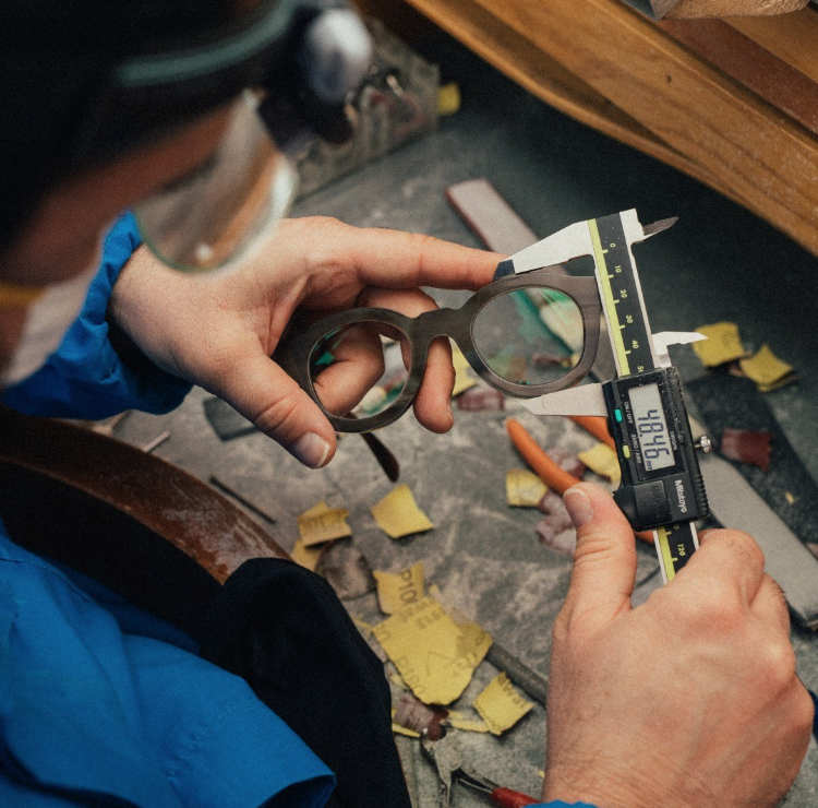 Chi siamo 3 lavorazione occhiali-made in Italy-artigianalità