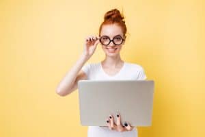 Donna con occhiali per computer e lenti progressive da ufficio